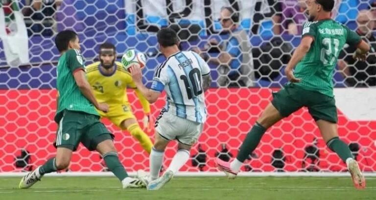 Jugadores de Argelia y Argentina durante el partido mundialista