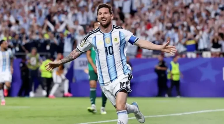 Jugadores de la Selección Argentina en el campo de juego durante el partido contra Argelia