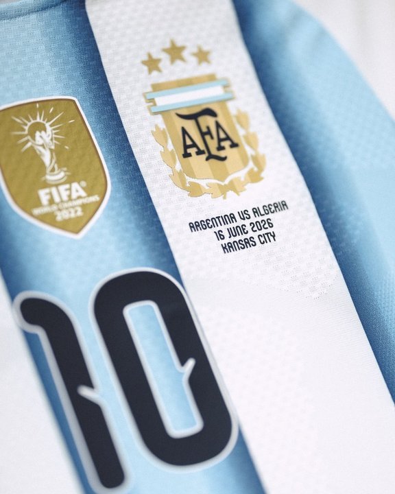 Jugadores de la Selección Argentina en el campo de juego durante el partido contra Argelia en el Arrowhead Stadium