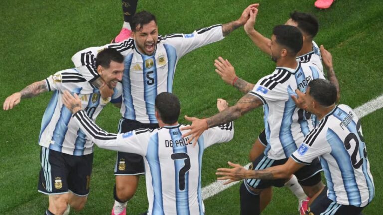 Jugadores de la selección argentina celebrando en el campo de juego