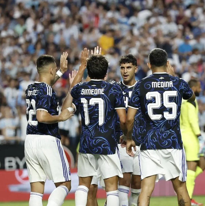 Jugadores de la Selección argentina celebrando un gol en el partido contra Jordania en el Dallas Stadium