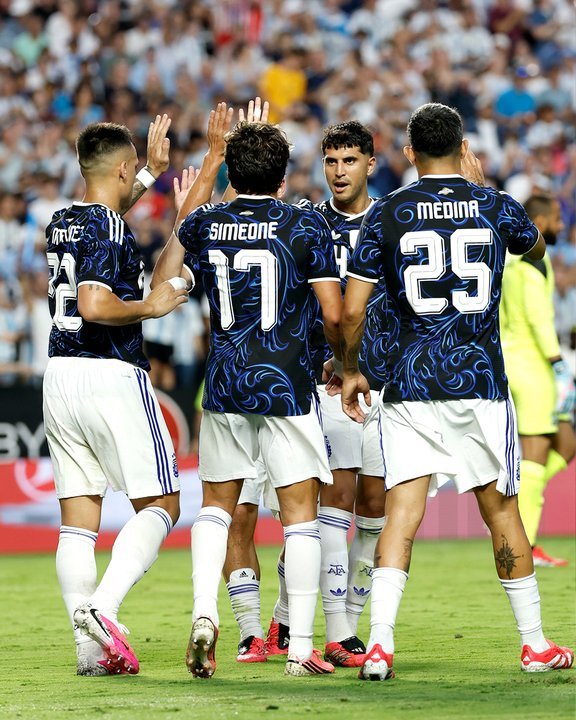 Jugadores de la Selección Argentina celebrando un gol en el partido contra Islandia