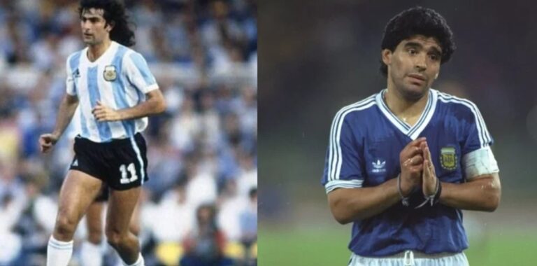 Jugadores de la Selección Argentina en el campo de juego durante un partido de fútbol