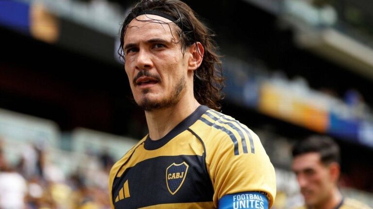 Edinson Cavani con la camiseta de Boca Juniors durante un partido