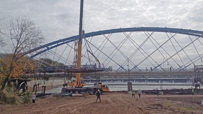 Grúas durante el desmontaje de los tramos metálicos del puente Vélez Sarsfield
