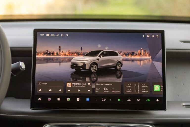 Vehículo Leapmotor B10 Ultra híbrido exhibido en concesionario Autocity en Córdoba