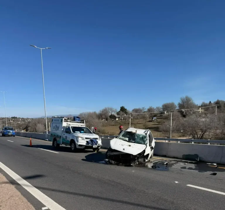Vehículo Peugeot 2008 accidentado contra muro de cemento en Autovía Punilla