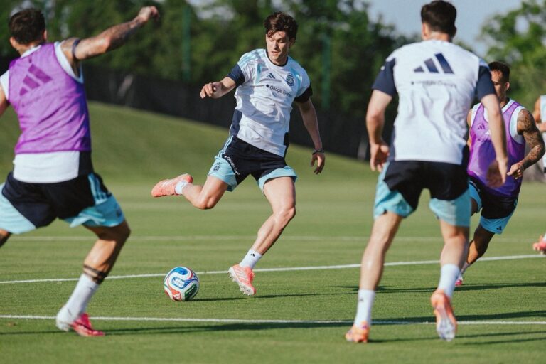 Leonardo Balerdi durante un entrenamiento de la Selección Argentina