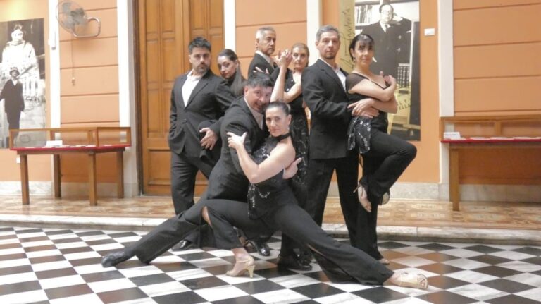 Elenco del Ballet Popular de Cámara en escena durante Tangos del Alma