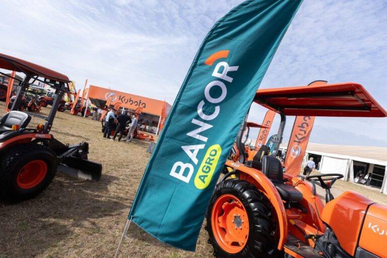 Stand de Bancor en Agroactiva 2026 con productores agropecuarios