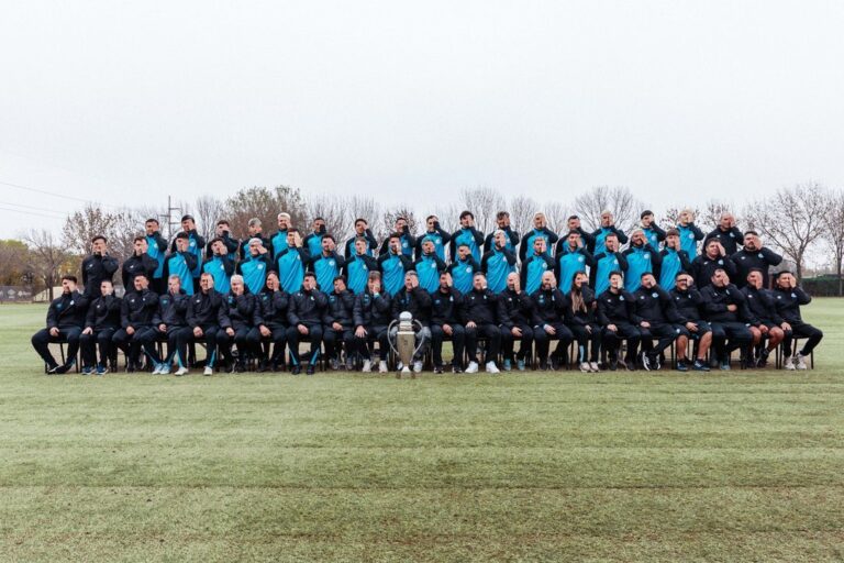 Plantel de Belgrano realizando el gesto pirata tras el título del Apertura 2025