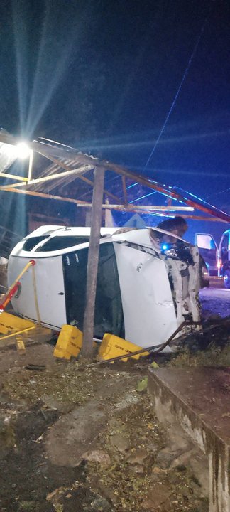 Accidente automovilístico en Bialet Massé, automóvil Ford Ka en patio de vivienda