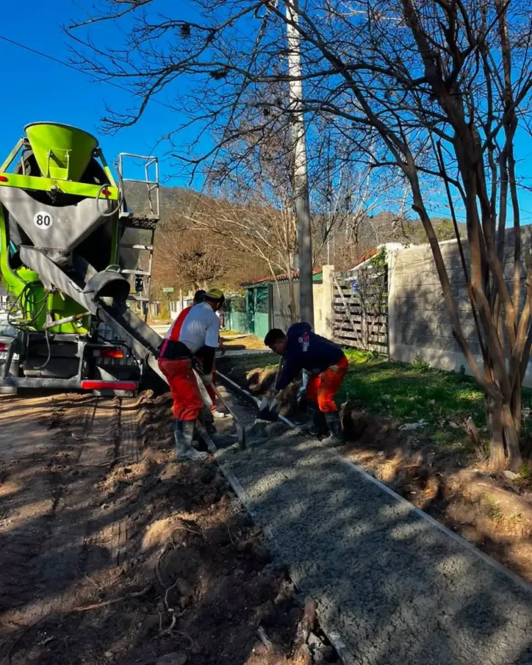Obras de cordón cuneta en calle Independencia, Bialet Massé
