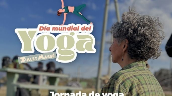 Personas practicando yoga al aire libre en la Plaza San Martín de Bialet Massé, con sierras de fondo