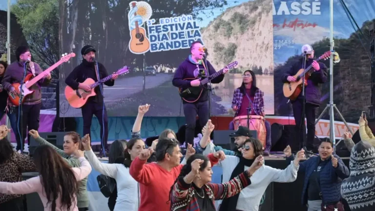 Escenario del Festival de la Bandera en Bialet Massé con público presente