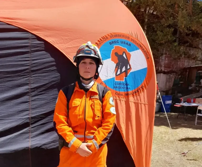 Bombera Florencia Pizarro con equipo de rescate