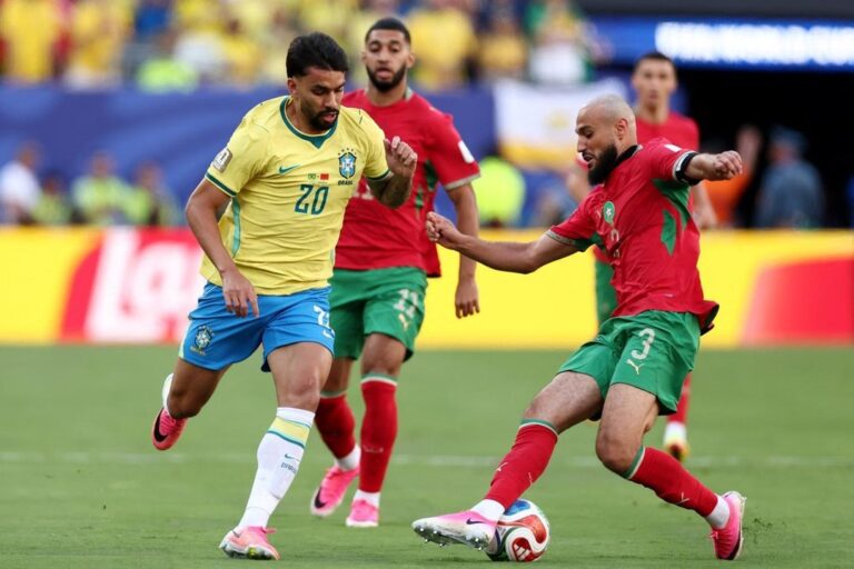 Jugadores de Brasil y Marruecos disputan el balón en el MetLife Stadium de Nueva Jersey