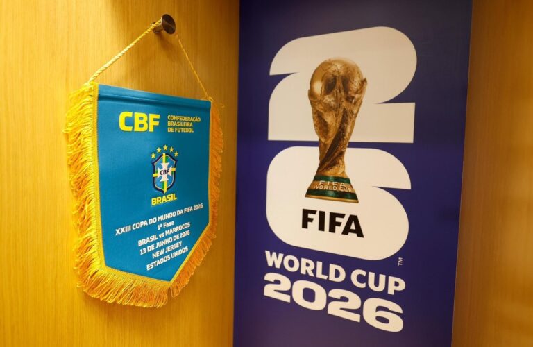 Jugadores de Brasil y Marruecos en un partido de fútbol