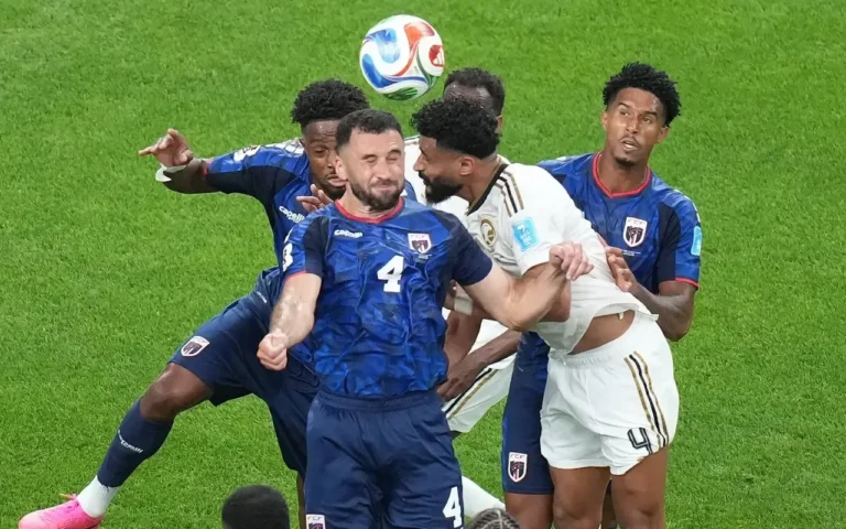 Jugadores de Cabo Verde celebrando la clasificación a octavos de final del Mundial