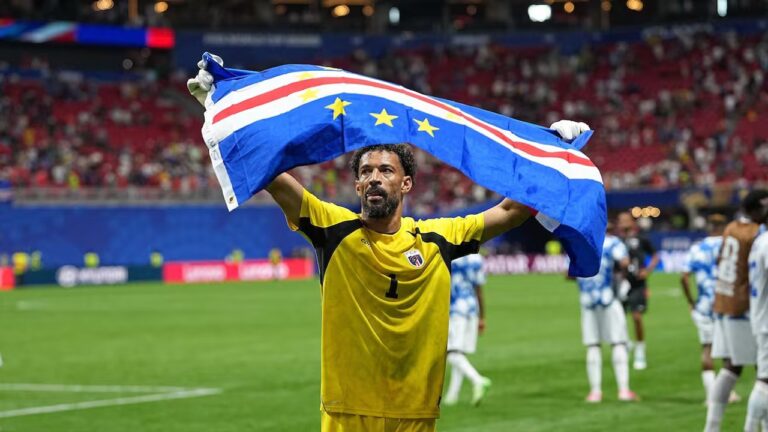 Jugadores de Cabo Verde celebrando su clasificación al Mundial 2026