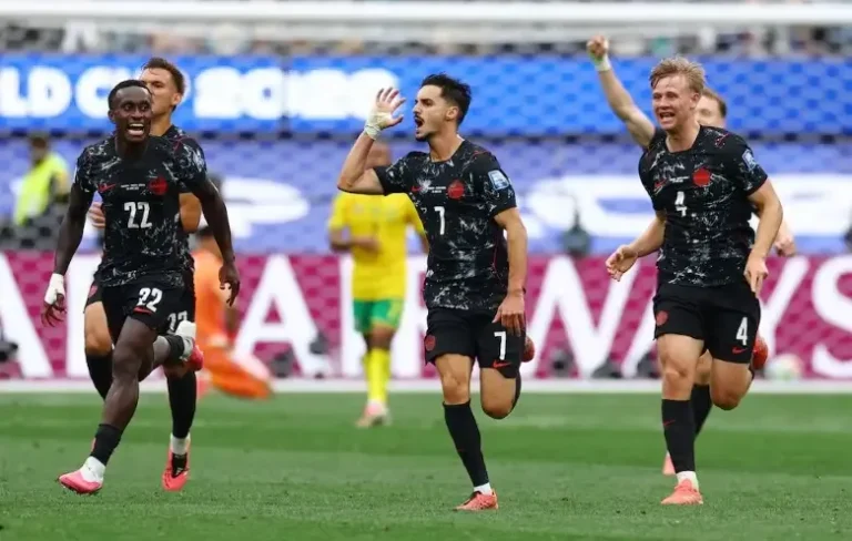 Jugadores de Canadá celebrando el gol ante Sudáfrica en el Estadio de Los Ángeles