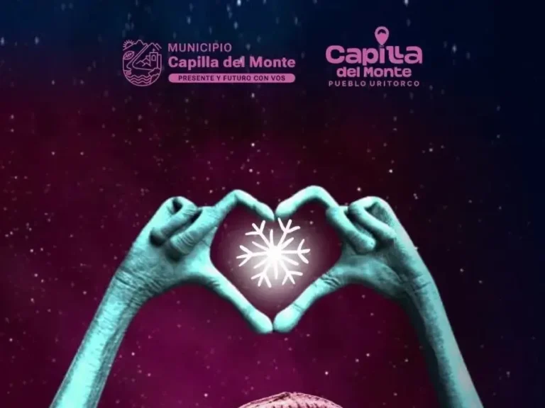 Cartel de bienvenida a Capilla del Monte con paisaje de sierras