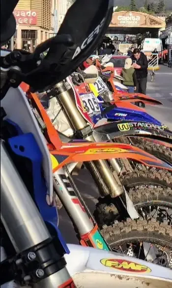 Pilotos de enduro en competencia en Capilla del Monte