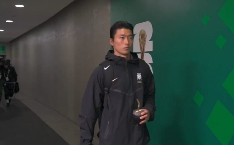 Cho Gue-sung bajando del micro con un mate y un termo en la mano antes del partido Corea del Sur vs República Checa
