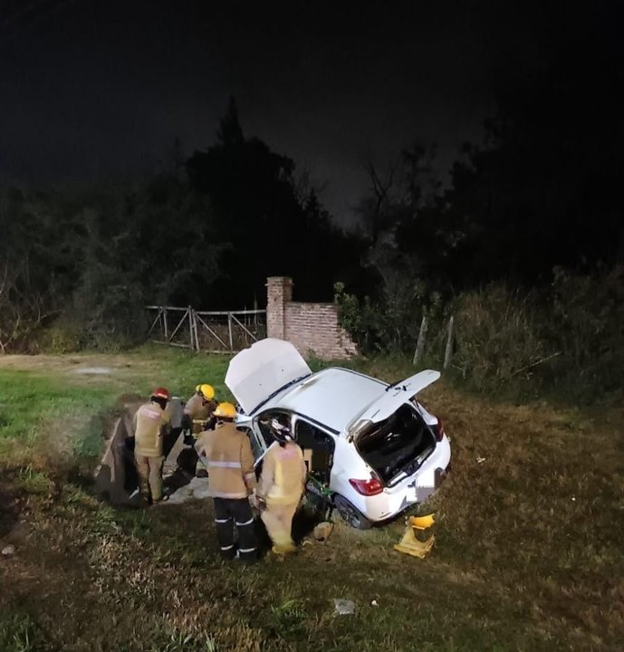 Vehículo incendiado en la Ruta E-53 en Córdoba