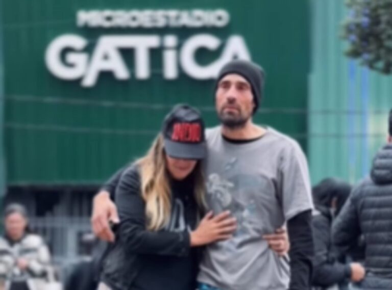 Personas llorando durante la despedida al Indio Solari en Córdoba