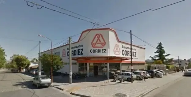 Fachada del supermercado Cordiez en Villa Carlos Paz clausurado