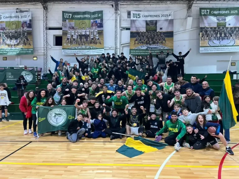 Partido de básquet del Club de Pesca en el Estadio Zisman-Germanetto