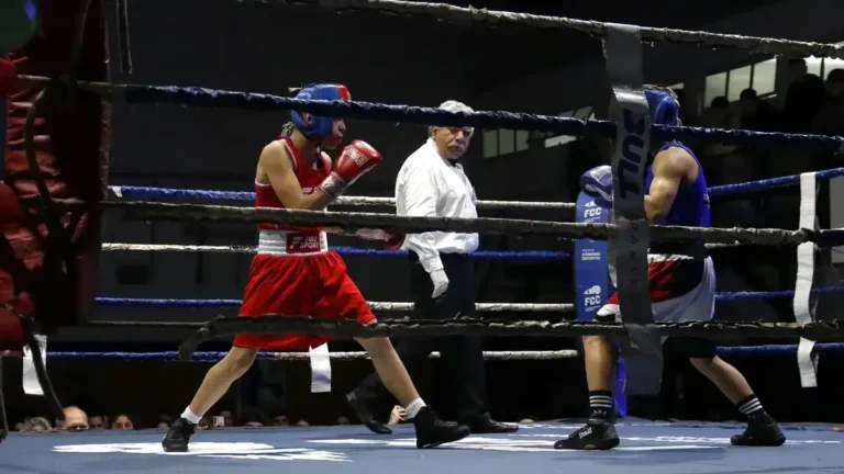 Boxeadores en el ring durante el festival de boxeo amateur FCC en el Club Sarmiento de Villa Carlos Paz