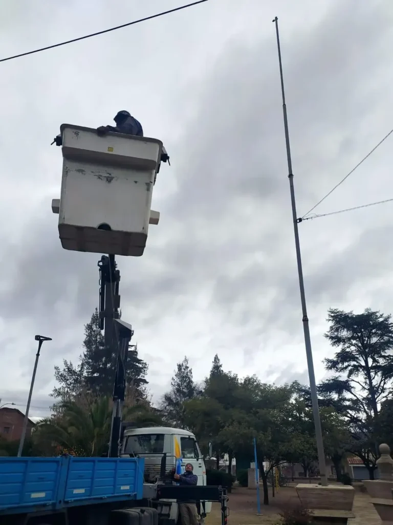 Mástil de la Plaza General Manuel Belgrano en Valle Hermoso