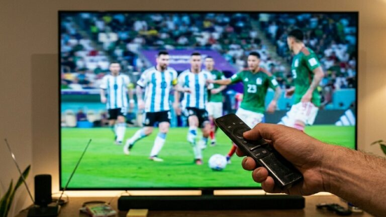 Antena UHF y televisor con sintonizador digital