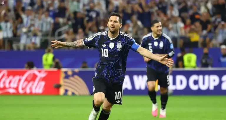 Lionel Messi celebrando un gol con la camiseta de la selección argentina en el Mundial 2026
