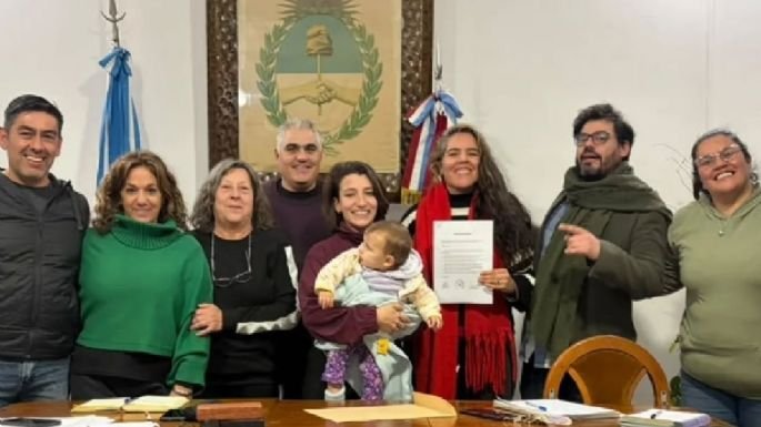 Entrega de la Ordenanza N.° 1650/2026 a integrantes de la Comparsa Nativa en Huerta Grande