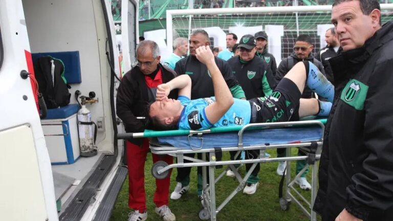 Arquero de Nueva Chicago recibe asistencia médica en el campo de juego