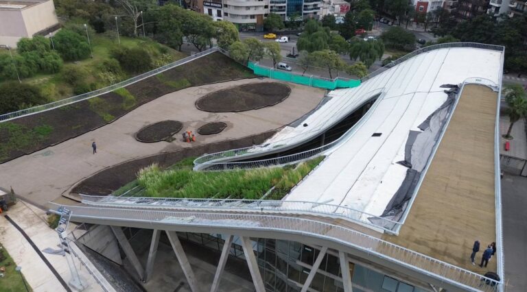 Vista del techo del Centro Cultural Córdoba con instalación de piso absorbente y drenante