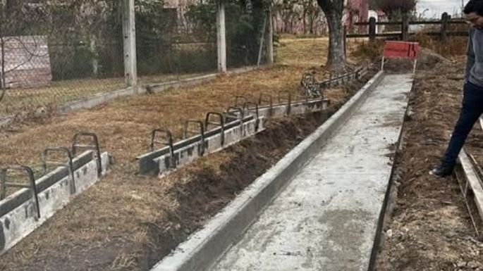 Obra de cordón cuneta en la calle Independencia de Bialet Massé