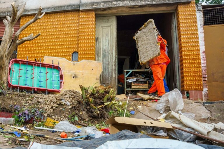 Residuos acumulados en patios y techo de una casa en barrio Alberdi, Córdoba