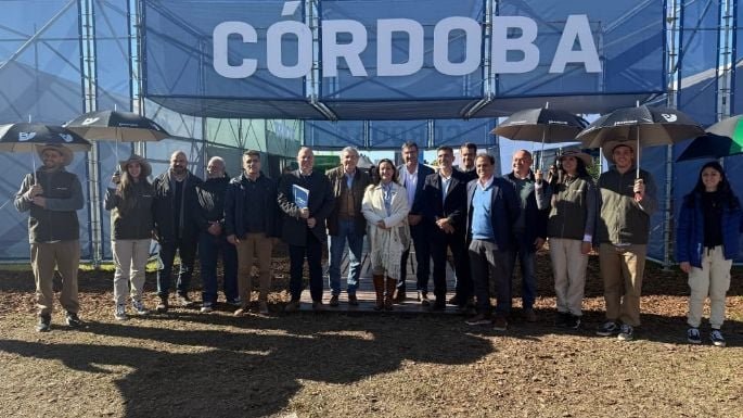 Stand de Córdoba en AgroActiva 2026 con maquinaria agrícola y emprendedores