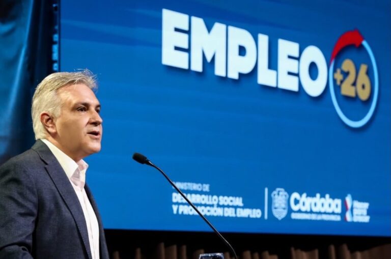 Gobernador Martín Llaryora durante la presentación del programa Empleo +26 en el Centro Cívico de Córdoba