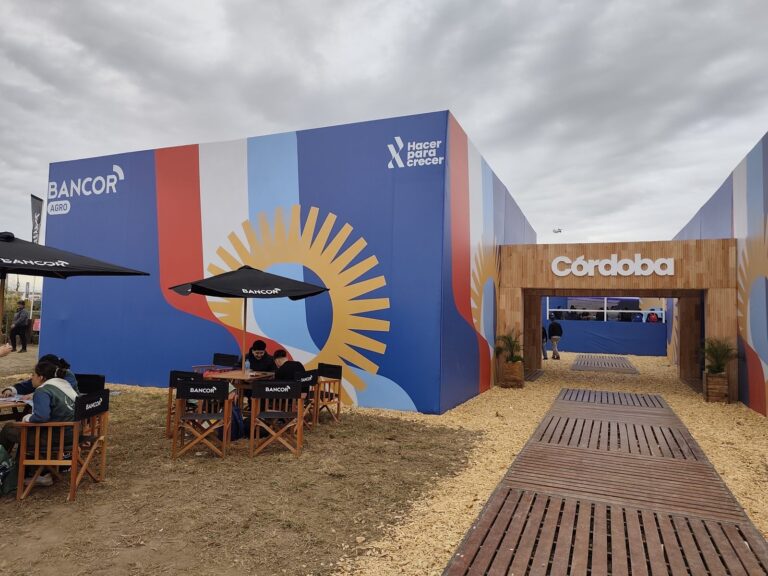 Stand de Bancor en Agroactiva con información sobre financiamiento para maquinaria agrícola