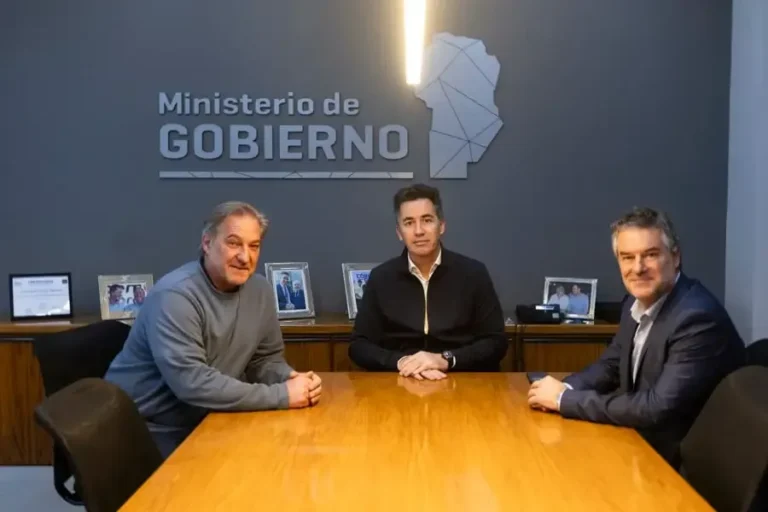 Reunión entre funcionarios provinciales y presidente de Comunidad Regional Cruz del Eje para acordar unidad de traslado sanitario
