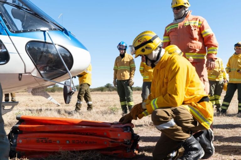 Bomberos durante capacitación teórica sobre operaciones con aeronaves en Deán Funes