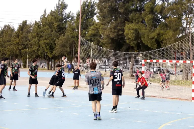 Jornada deportiva municipal en Villa Carlos Paz con niños y familias en la costa del lago