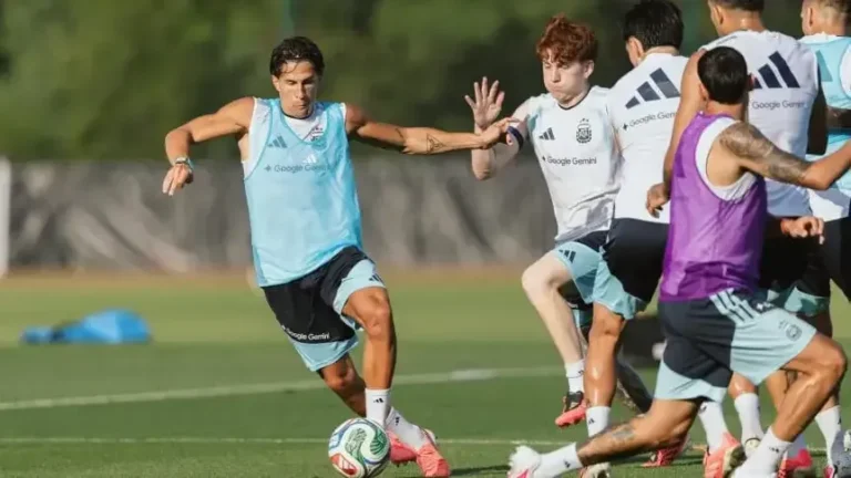 Lionel Messi en el banco de suplentes durante el partido Argentina vs Jordania por el Mundial 2026