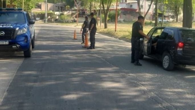Efectivos policiales realizan un control vehicular en la vía pública