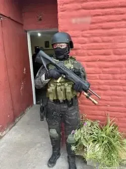 Fuerza Policial Antinarcotráfico durante allanamiento en Córdoba